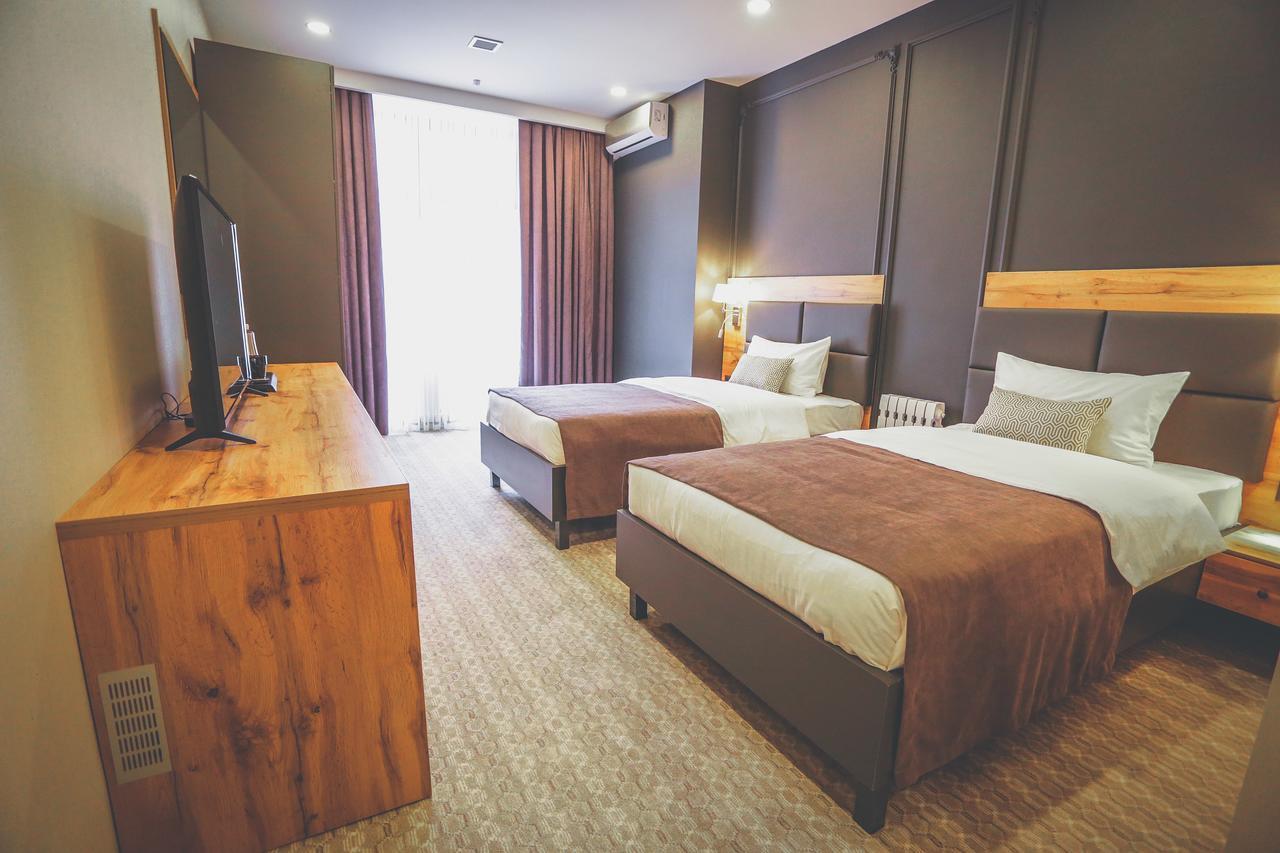 Aurum Hotel Bichkek Extérieur photo
